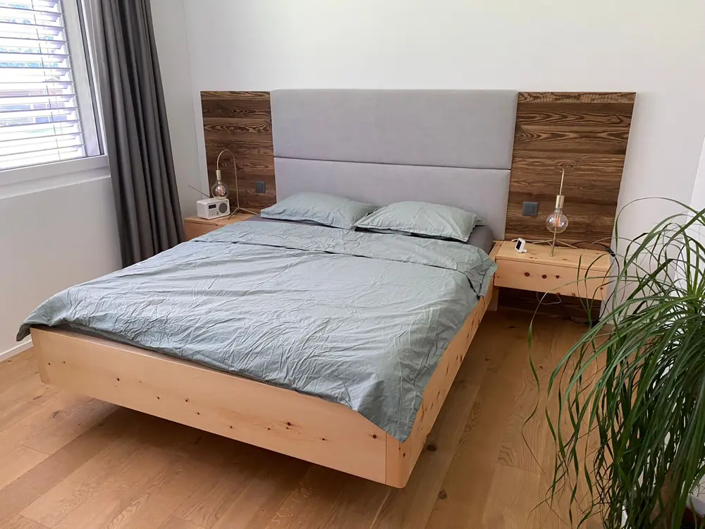Bett aus Massivholz