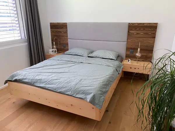 Massivholzbett mit Nachttischen