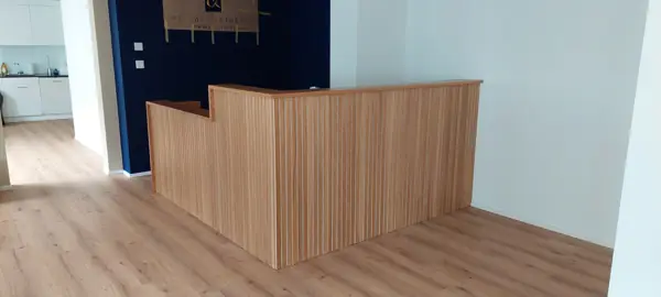 Empfangstheke aus Holz
