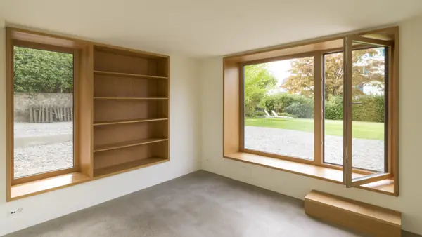 Eingebaute Holzregale um ein Fenster