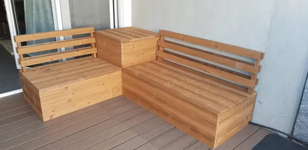 Lounge-Möbel aus Holz auf einer Terrasse