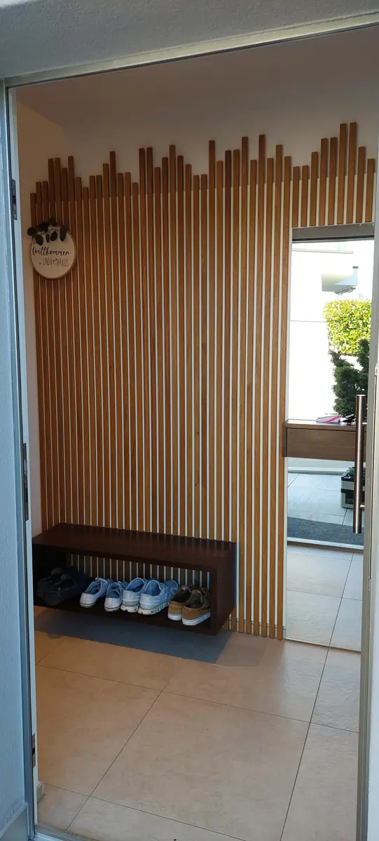 Wandverkleidung aus Holz mit Cheminée